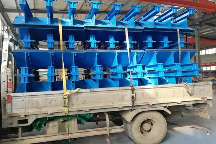 緩沖條表面材料摩擦系數(shù)小、耐磨性好,、橡膠彈性高吸收沖擊能量強,、獨特鋼結(jié)構(gòu)設(shè)計