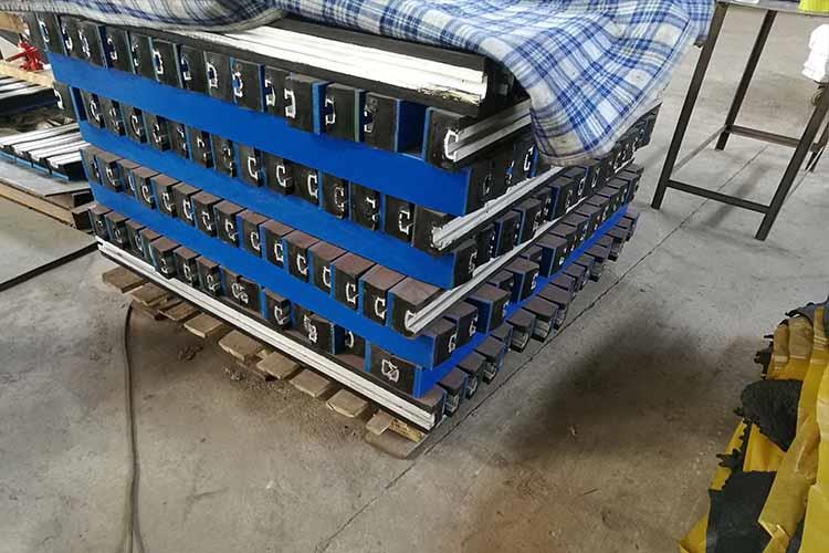 電廠緩沖條在收到?jīng)_擊時，主要是由彈性物質(zhì)通過自身的物理彈性起到很好緩沖作用,，且具備一定的抗撕裂力