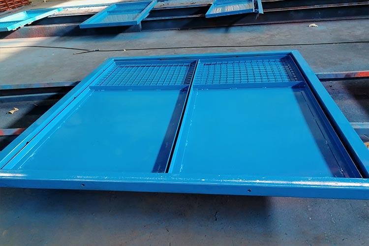 煤礦防火門除了具有普通門的作用外,，更具有阻止火勢蔓延和煙氣擴散的作用，可在一定時間內(nèi)阻止火勢的蔓延