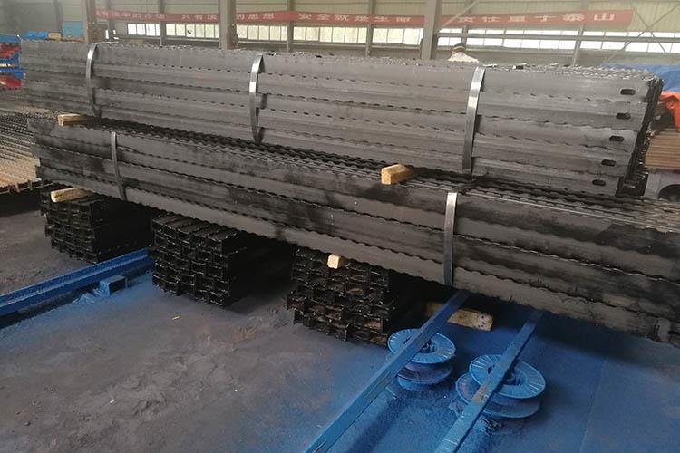 金屬頂梁按連接方式可分為鉸接頂梁和非鉸接頂梁兩種；按頂梁體截面形狀可分為A型、B型,、C型,、D型頂梁四種