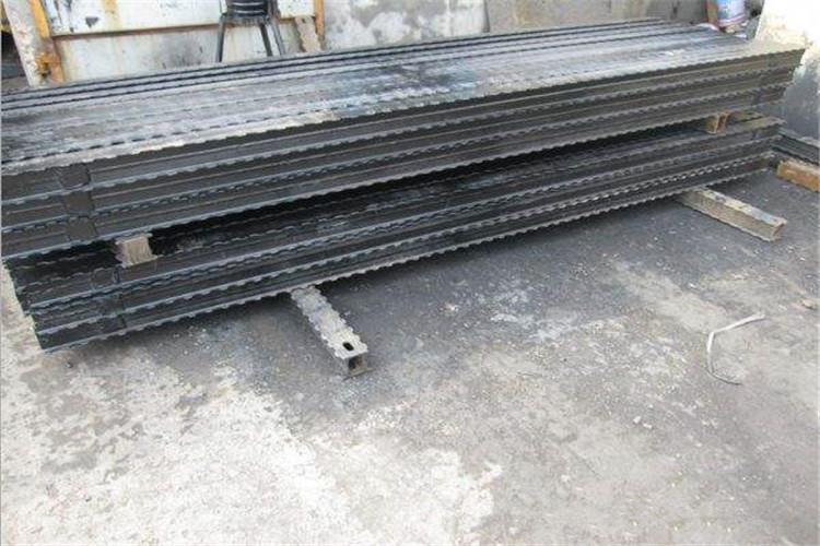 在回撤工作面架設(shè)兩趟DFB型金屬長(zhǎng)梁作為加強(qiáng)支護(hù),，長(zhǎng)度5m