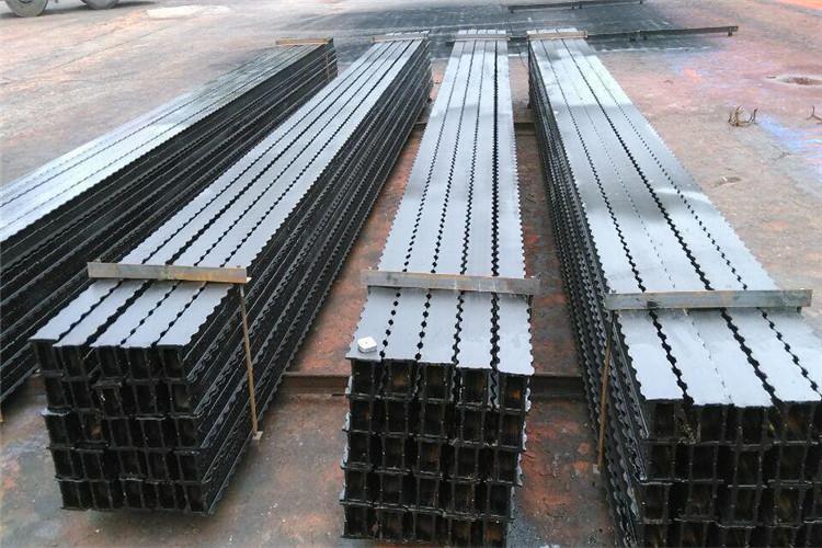 附加零件法：用一個(gè)特別的零件裝配到礦用鉸接頂梁零件磨損的部位上,，以補(bǔ)償零件的磨損，恢復(fù)它原有的配合關(guān)系
