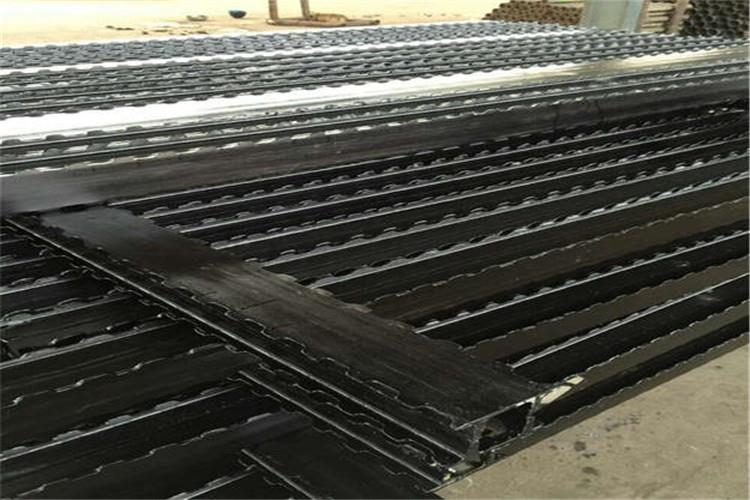 任意兩根頂梁放在工作平臺上,，應(yīng)能順利插入銷子和調(diào)角楔,，實(shí)現(xiàn)鉸接，頂梁沿銷子上下轉(zhuǎn)動自如,，無明顯扭轉(zhuǎn)，退楔退銷子靈活無卡阻